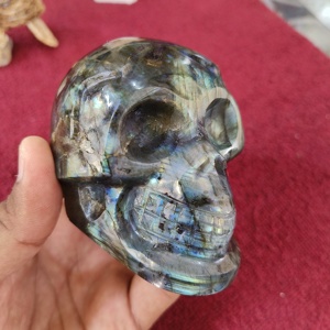 Exclusiva Escultura de Calavera de Labradorita Premium Hecha a Mano con Cristales, Bellamente Tallada, Arte Fino, Gema Natural Realista - Product Image 3
