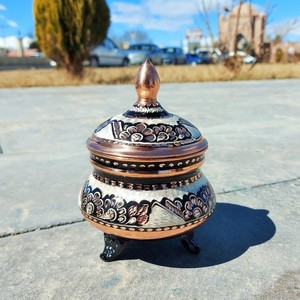 Sucrier peint à la main avec accents en cuivre, pot à bonbons décoratif sur piédestal floral pour une décoration intérieure haut de gamme et des cadeaux festifs - Product Image 3