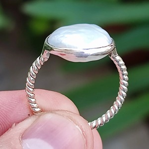 Bague en argent sterling fait main avec perle naturelle ronde sertie clos, bijou bohème, cadeau pierre de naissance de juin - Product Image 3