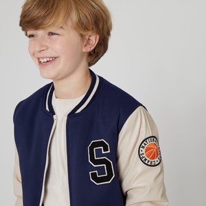 Chaqueta Varsity Azul Marino y Crema para Niños con Parche de Chenilla en Forma de S y Parche de Baloncesto en la Manga, Chaqueta de Béisbol Unisex para Niños - Product Image 4