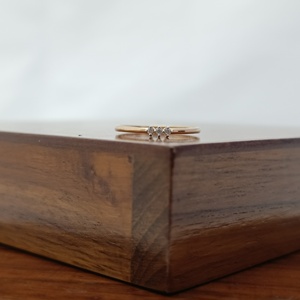 Bague de mariage élégante et délicate pour femme, minimaliste, à trois pierres, empilable, pour usage quotidien, avec micro-incrustation polie, Namivaa - Product Image 2