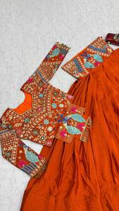 Traje LAHENGA CHOLI de CHINON con bordado de hilo de lentejuelas, diseños VISHNU K, traje tradicional de fiesta hasta el suelo - Product Image 5