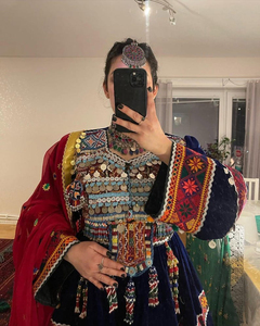 Robe de mariée Kuchi pour femme, 100% polyester, longueur genou, style moderne afghan, élégante broderie florale, robe festive afghane Kuchi - Product Image 3