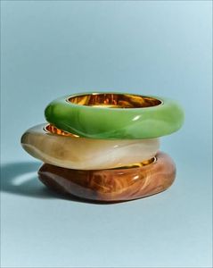กำไลเรซิ่นทำมือพร้อมดีไซน์ศิลปะนามธรรม เครื่องประดับสร้างสรรค์สำหรับผู้หญิง เครื่องประดับทันสมัยมีสไตล์สำหรับแฟชั่นยุคใหม่ - Product Image 4
