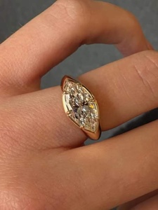 Bague de fiançailles avec diamant de laboratoire taille marquise 2 carats, certifiée IGI - Product Image 2