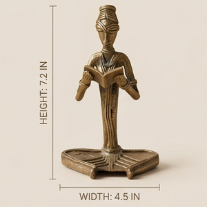 Figurine de Savant Tribal Dhokra en Laiton Sculpté à la Main, Tenant un Livre, pour Bureau d'Étude et Décoration - Product Image 3