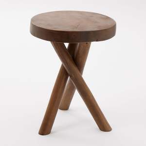 Taburete de madera tallado a mano que muestra una artesanía experta y detalles artísticos para un atractivo interior único - Product Image 1