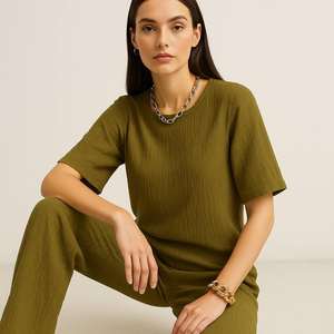 ชุดเซ็ตเสื้อแขนสั้นเนื้อผ้าพิเศษสำหรับผู้หญิง กางเกงเข้าชุด โพลีเอสเตอร์เนื้อนุ่ม ไซส์ M L XL XXL ขายส่ง - Product Image 1