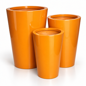 Ensemble de jardinières modernes en fibre de verre prêtes à être expédiées, avec une construction légère et résistante aux intempéries, pour un style intérieur et extérieur. - Product Image 3