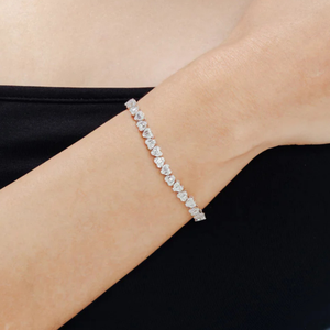 สร้อยข้อมือเทนนิสทรงหัวใจประดับเพชรแบบคลัสเตอร์ทองคำ 18K - Product Image 3