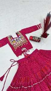 Conjunto de Lehenga con Estampado de Bloques Rosa, Top Corto Bordado, Falda Escalonada, Vestido para Festivales Indios y Pakistaníes - Product Image 6