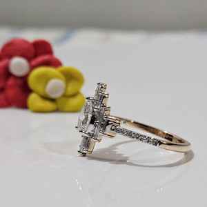 Anillo Elegante para Mujer con Diamantes Cultivados en Laboratorio, Corte Pera y Baguette, en Oro Sólido de 10K, Joyería de Compromiso para Enamorados - Product Image 2