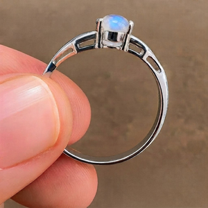 Anillo de compromiso y boda unisex de plata de ley 925 con baño de rodio y piedra lunar de corte ovalado de Rhaya Jewels, moderno para fiestas, piedra de nacimiento de junio - Product Image 3