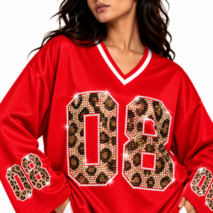 Camiseta deportiva de malla con pedrería de leopardo rojo para mujer, cuello en V, manga larga, talla grande, con número personalizado, fabricante de ropa deportiva - Product Image 3