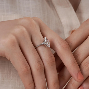 Bague de fiançailles pour femme avec diamant de laboratoire taille marquise, diamant central certifié et diamants latéraux ronds et taille marquise - Product Image 3