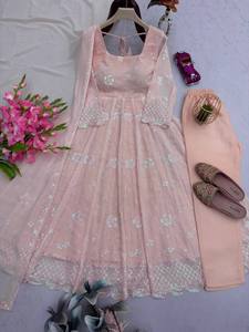 Robe de mariée ethnique indienne très vendue pour l'hiver, en modal, anti-humidité, avec broderie lourde et travail de sequins, Salwar Kameez ajusté prêt-à-porter - Product Image 2