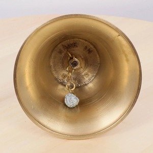 Campana de mano de latón premium con mango de madera para servicios de oración escolares y sonido claro, campana de mano de latón para decoración exterior. - Product Image 4
