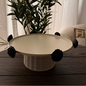 Support à gâteau en métal tressé fait main avec accents floraux noirs, plateau de présentation de desserts, plateau de service de table, décoration d'intérieur - Product Image 5