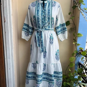 เดรสยาวพิมพ์ลายบล็อกสีขาวน้ำเงิน ดีไซน์หรูหรา ผ้าฝ้าย 100% ลายดอกไม้ สวมใส่สบายๆ สำหรับผู้หญิง - Product Image 1