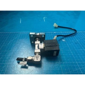 Vanne solénoïde à 2 ports SMC série VX2200, modèle VX2230L à commande directe, utilisée comme pièce détachée pour équipement semi-conducteur d'époque - Product Image 2