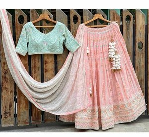 SIE propose en gros des vêtements pour femmes / des tissus Georgette de qualité export / des Cholis à la mode / des tenues de mariée indiennes / des robes traditionnelles. - Product Image 2
