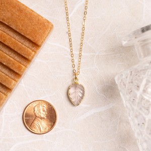 NIKHIL GEMS Colgante de Hoja de Cuarzo Rosa Hecho a Mano con Bisel de Oro Vermeil y Cadena de Oro Laminado de 14K, Delicado, Pequeño, Vintage, para Compromiso - Product Image 1