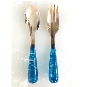 Servidor de Ensalada de Resina Premium con Patrón de Remolino Acuático y Aspecto de Mármol Multicolor, Diseño de Tendencia con Tenedor y Cuchara de Resina, Utensilios para Ensalada - Product Image 1