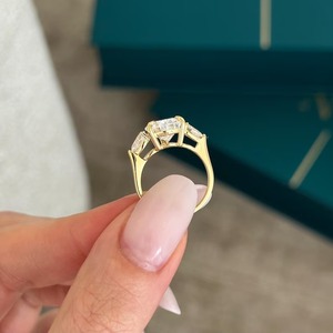 Bague à trois pierres en diamant de laboratoire de 4 carats, forme poire, certifiée IGI et pureté VVS, bague trilogie bicolore en diamant, à vendre - Product Image 4
