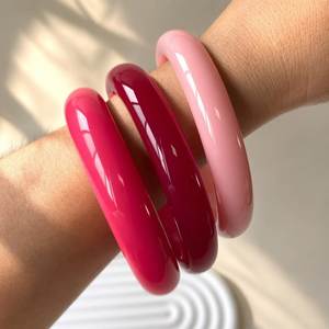 Bracelet en résine fait main avec un design floral et des confettis, magnifique accessoire cadeau pour femme - Product Image 2