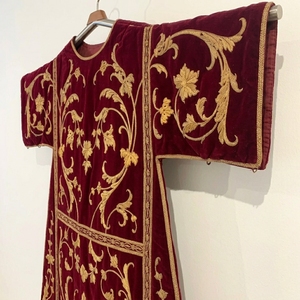Vestimenta Litúrgica de Terciopelo Borgoña de Lujo con Bordado a Mano en Hilo Dorado, Transpirable y Ecológica, Túnica para Sacerdotes y Clérigos - Product Image 3