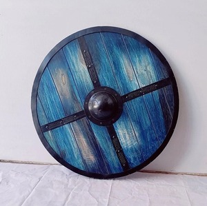 Décoration murale artisanale en forme d'épée viking ronde, en bois peint antique avec des planches bleues et une croix en métal noir - Product Image 1