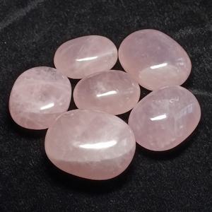 Piedra preciosa de cristal tallada en piedra de Palma de cuarzo rosa natural al por mayor para meditación curativa Reiki y uso decorativo metafísico - Product Image 2