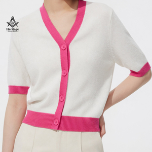 Alpha grec |   Kapa |   Cardigan personnalisé Alpha sur mesure pour femmes, style universitaire d'hiver, rose et blanc vintage, pour sororité AKA - Product Image 1