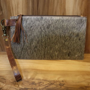 Pochette à main en cuir véritable de vachette à poils pour femme – Pochette zippée de style western rustique faite à la main avec bandoulière amovible - Product Image 1