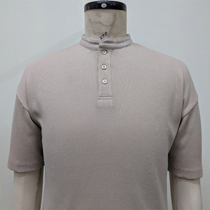 Polo pour homme à col bandoulière et épaules tombantes, coupe décontractée moderne, tissu doux et respirant, style décontracté parfait pour le quotidien - Product Image 2