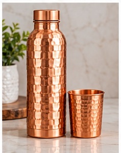 Juego de Botella y Tazas de Agua de Cobre Aisladas con Patrón Azul Mediterráneo y Detalles Ecológicos de Cobre - Product Image 2