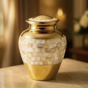 Urne en laiton ornée avec un design en mosaïque de nacre et une finition dorée pour la décoration de table à la maison - Product Image 3