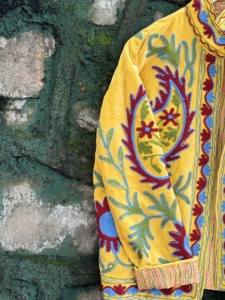 Chaqueta de Otoño para Mujer, Diseño Sujani Amarillo, Tejida a Mano con Bordado Floral de Algodón, para el Mercado Global de Ropa al por Mayor - Product Image 6