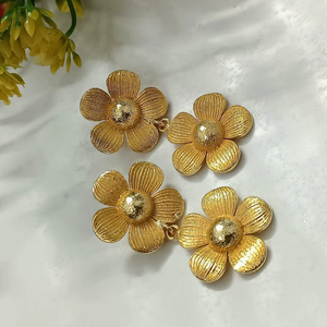 Pendientes Largos de Moda al por Mayor, Diseño de Flor Natural, Hechos a Mano en Latón, Estilo Moderno para Mujer - Product Image 2