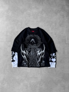 T-shirt à col rond à manches longues effet 2 pièces avec patch texturé 3D et graphique typographique sur la manche – Prix de gros - Product Image 5