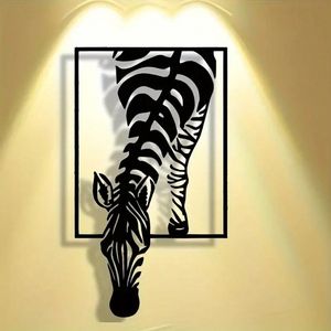 Arte Murale Moderna in Metallo Bianco e Nero a Forma di Zebra, Design Minimalista con Strisce in Ferro Fatto a Mano - Product Image 4