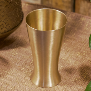 Verre à shot en laiton fait main, design élégant et hautement poli, logo personnalisé, forme moderne, pour les fêtes. - Product Image 1
