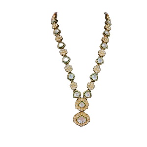 Ensemble de collier long Kundan en verre non coupé lueur de pierres de verre non coupées jumelées à une finition dorée, idéale pour les grandes occasions - Product Image 2