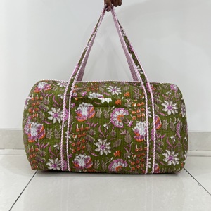 Sac de voyage en coton matelassé pour femme, grand sac de yoga, sac de week-end imprimé à la main avec fermeture éclair, motif floral, style bohème, luxe - Product Image 1