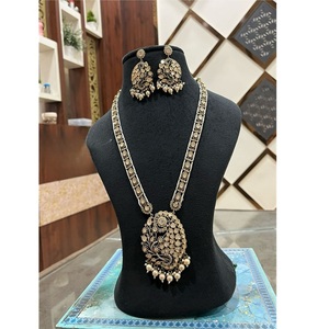 Collier long en laiton plaqué or de qualité supérieure avec boucles d'oreilles assorties pour femme, collection mariage. - Product Image 1