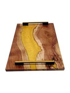 Bandeja de servir hecha a mano con resina epoxi dorada y madera maciza de acacia, perfecta para quesos, charcutería y regalos personalizados. - Product Image 3