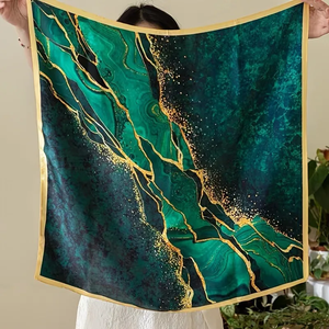 Pañuelo de Seda Cuadrado de 70cm en Blanco y Negro para Mujer, Elegante y Duradero para las Cuatro Estaciones, con Detalles en Dorado Ámbar, Accesorio de Moda - Product Image 1