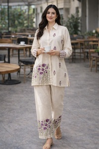 Ensemble coordonné marron de haute qualité pour femmes, manches courtes, disponible à bas prix pour les occasions habillées et les soirées. - Product Image 2