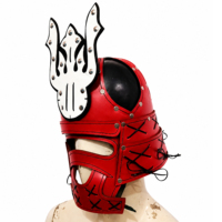 Casque de samouraï japonais en cuir rouge fait main avec motif croix, accessoire de mode pour cosplay et fête d'Halloween