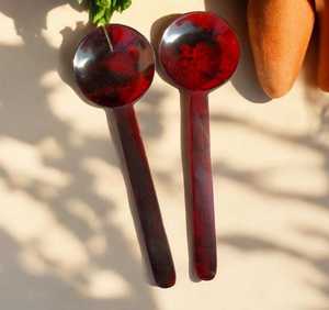 Cucharas de Resina para Servir, Acabado Rojo Marmoleado, Mango Largo, Pulido Espejo, Diseño Moderno, Duraderas, Ecológicas, Aptas para Lavavajillas - Product Image 1